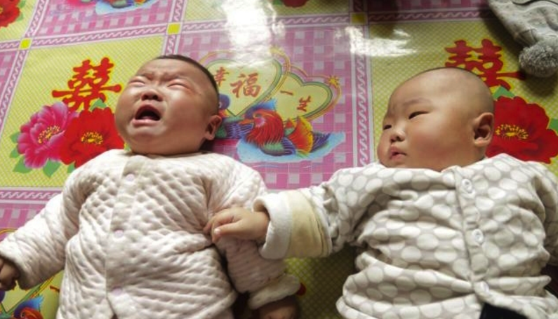 出生七個月，患病孿生寶寶自己抓鬮抉擇生死，一人治療一人放棄